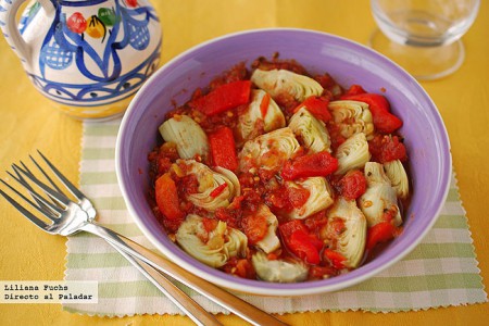 Ensalada de alcachofas con tomate y pimiento